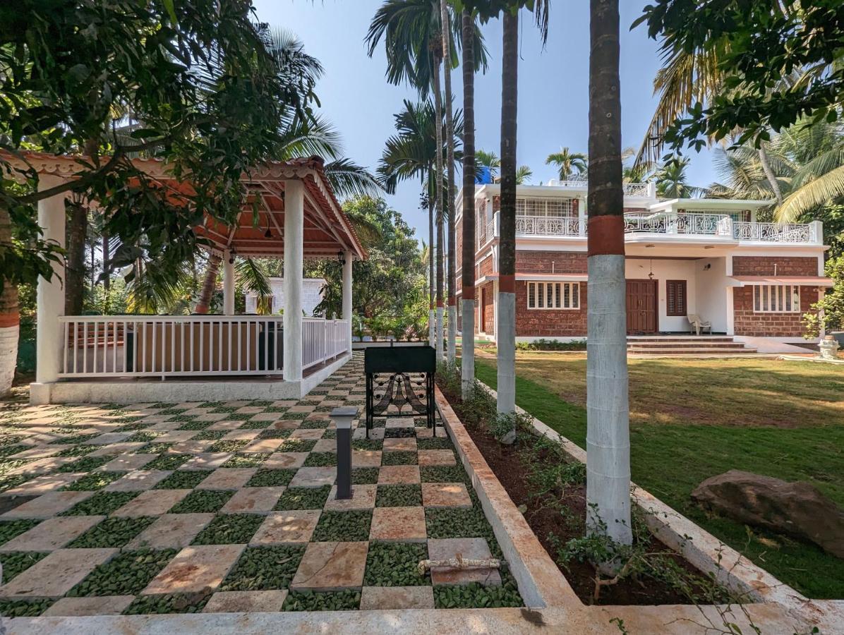 Sundeck Villa Alībāg Esterno foto